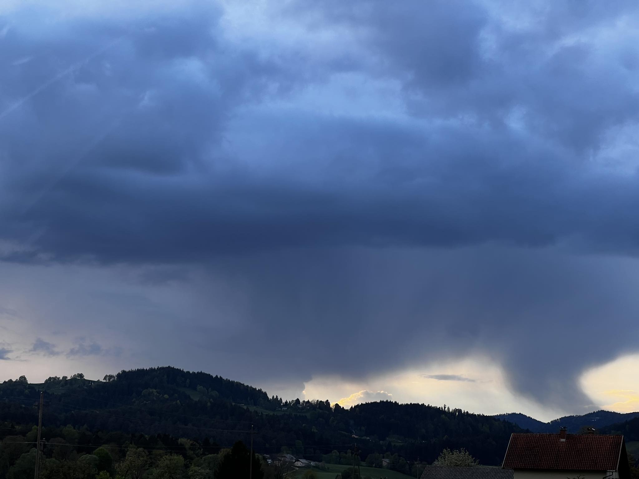 Za danes napovedujejo nevihte z močnimi nalivi in udari strel