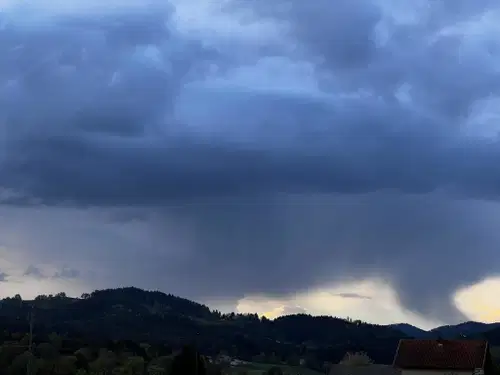 Za danes napovedujejo nevihte z močnimi nalivi in udari strel