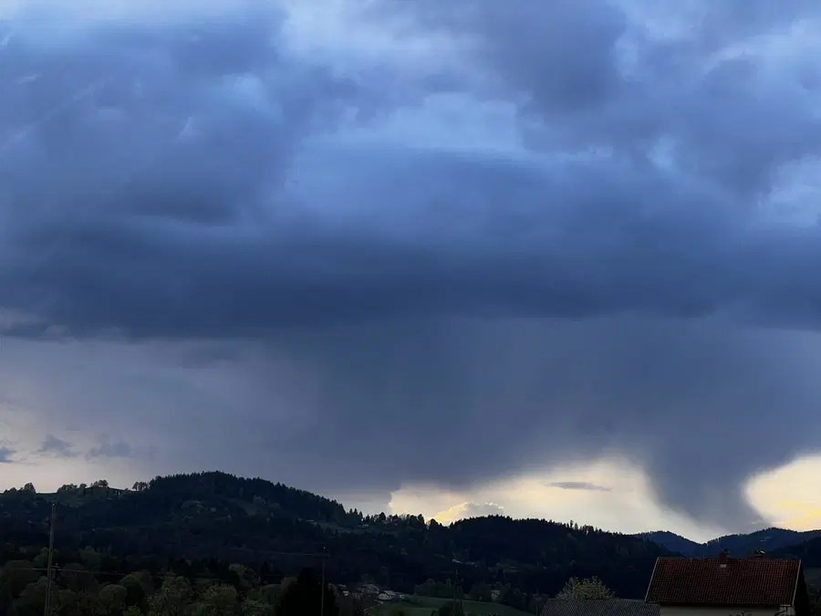 Tudi danes nestabilno s plohami in nevihtami, oranžno opozorilo Arsa