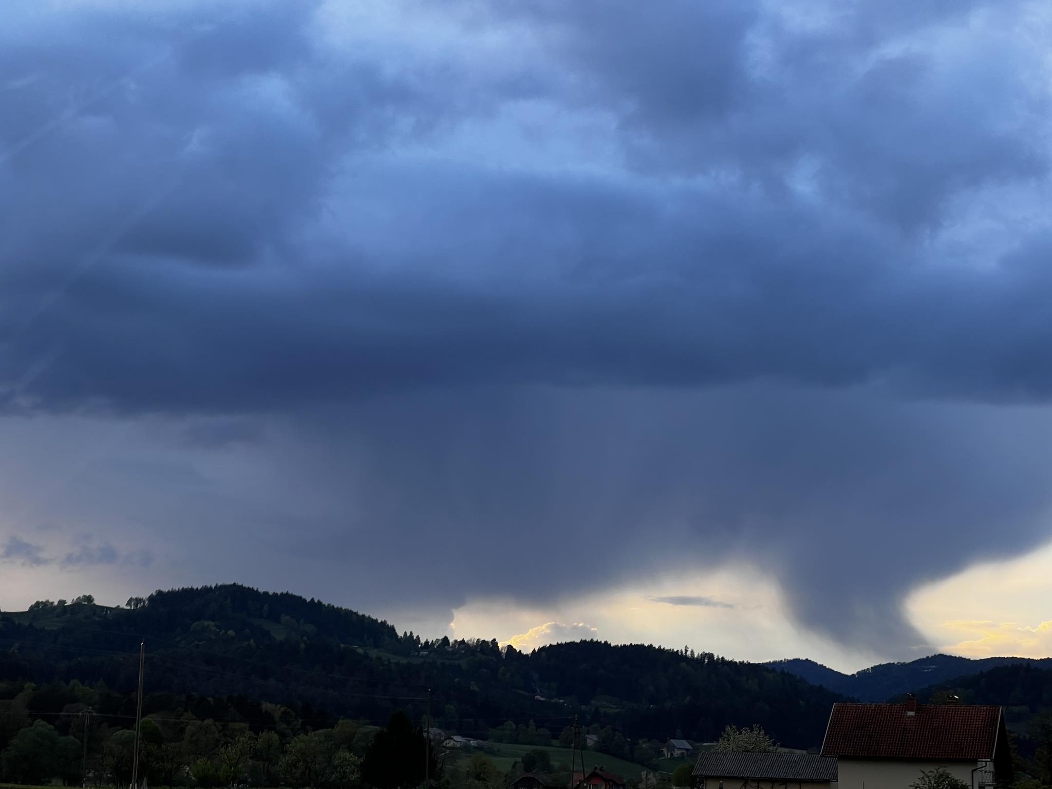 Vreme: Jutri bo oblačno, ponekod bo rahlo deževalo