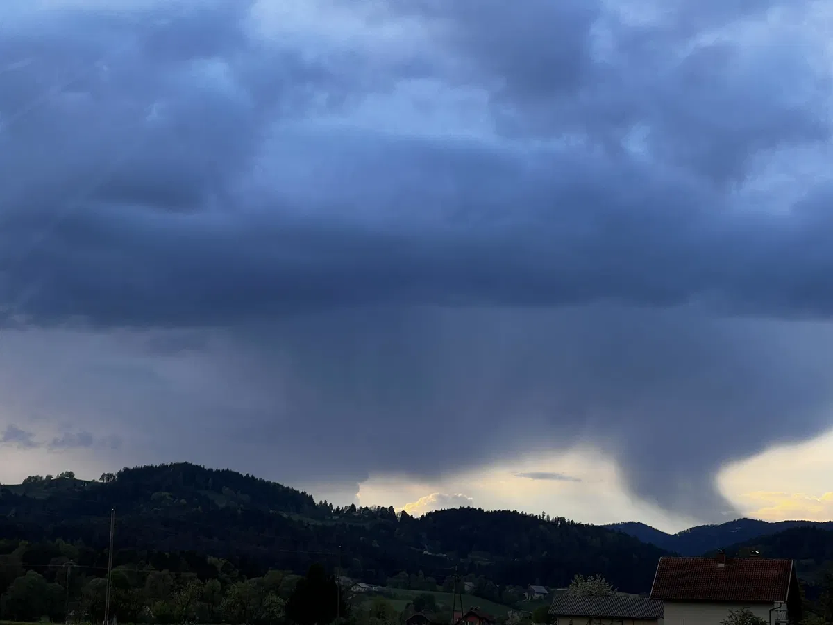 Vreme: Deževno, sonce le na vzhodu