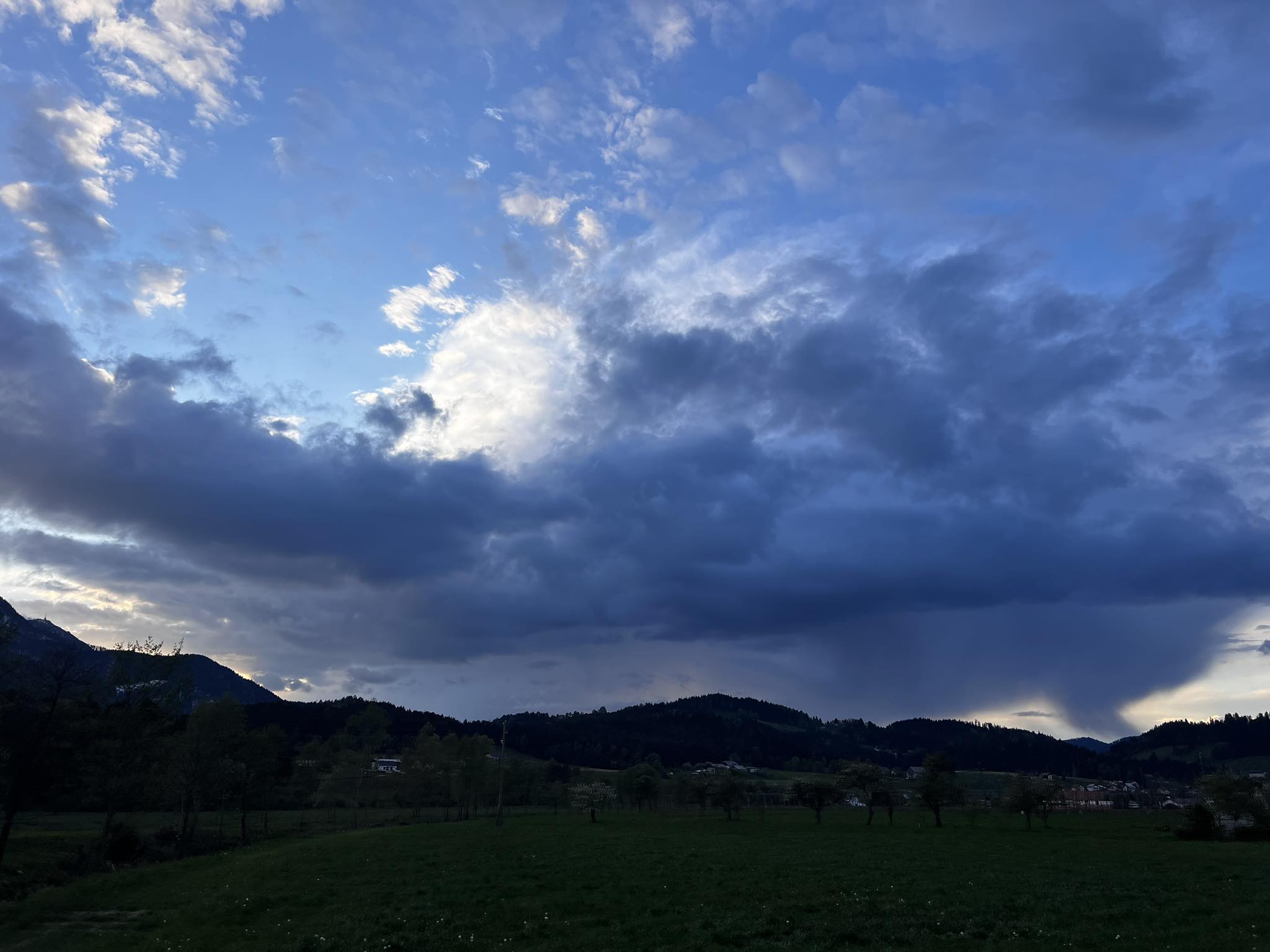 Zvečer bodo večji del Slovenije zajele nevihte, Arso izdal rumeno opozorilo
