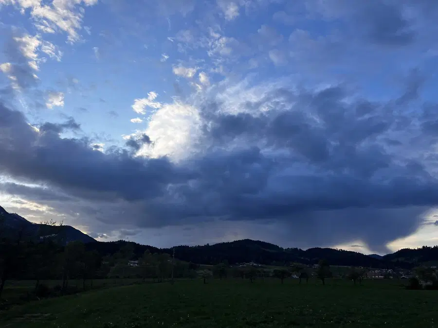 Arso za Koroško izdal oranžno opozorilo. Napovedujejo močnejše nevihte z nalivi in sunki vetra