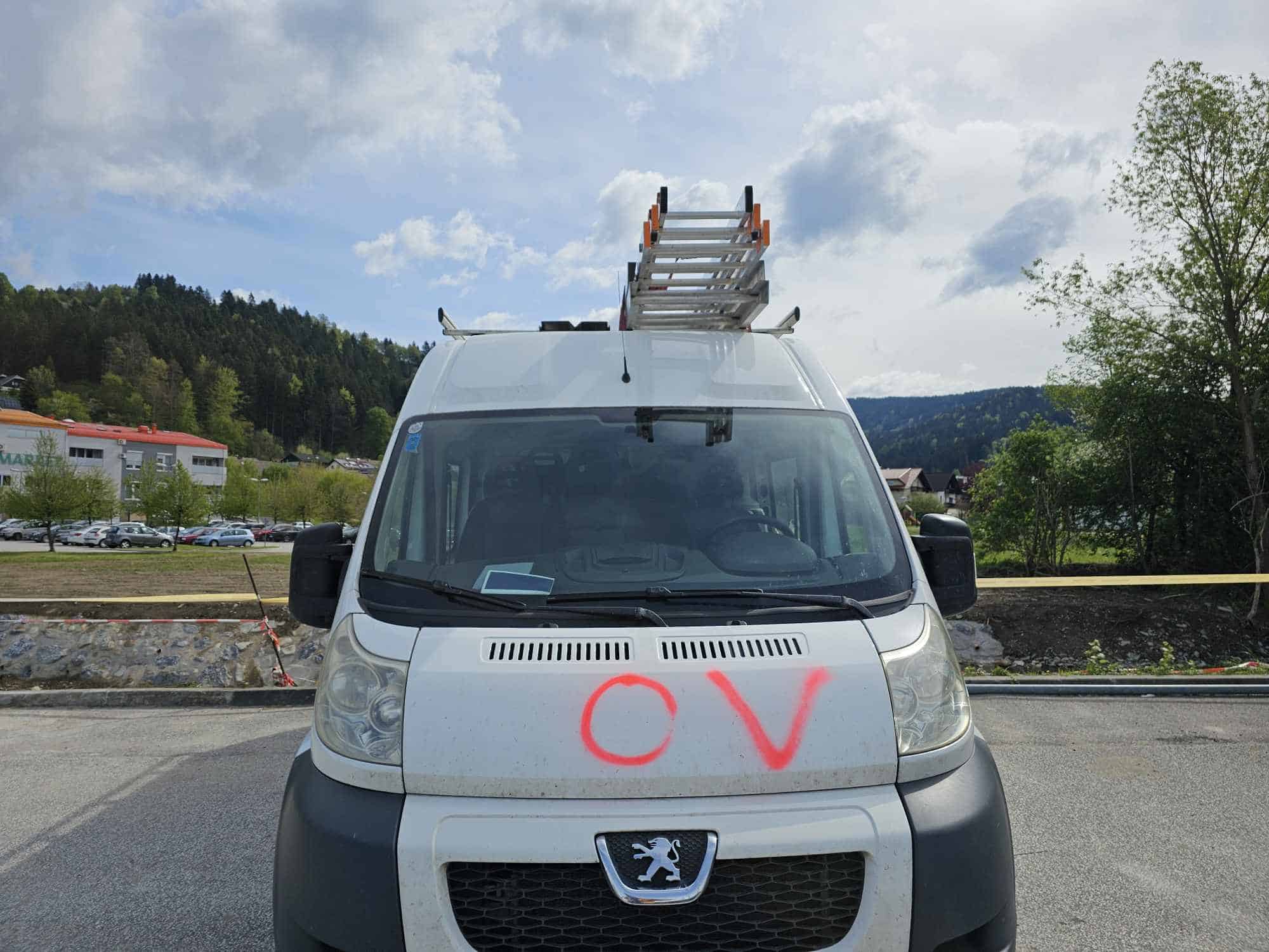 Ponoči so se vandali znesli nad vozili v Mislinji