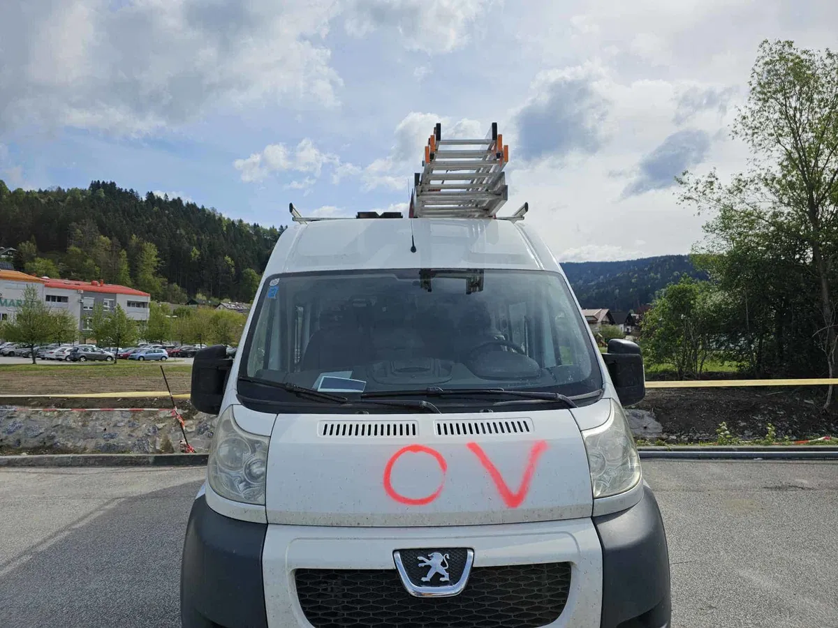 Ponoči so se vandali znesli nad vozili v Mislinji