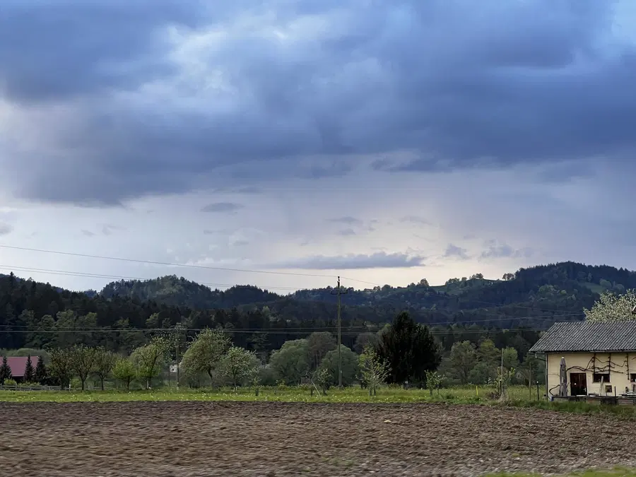 Vreme: Oblačnost bo še naprej vztrajala