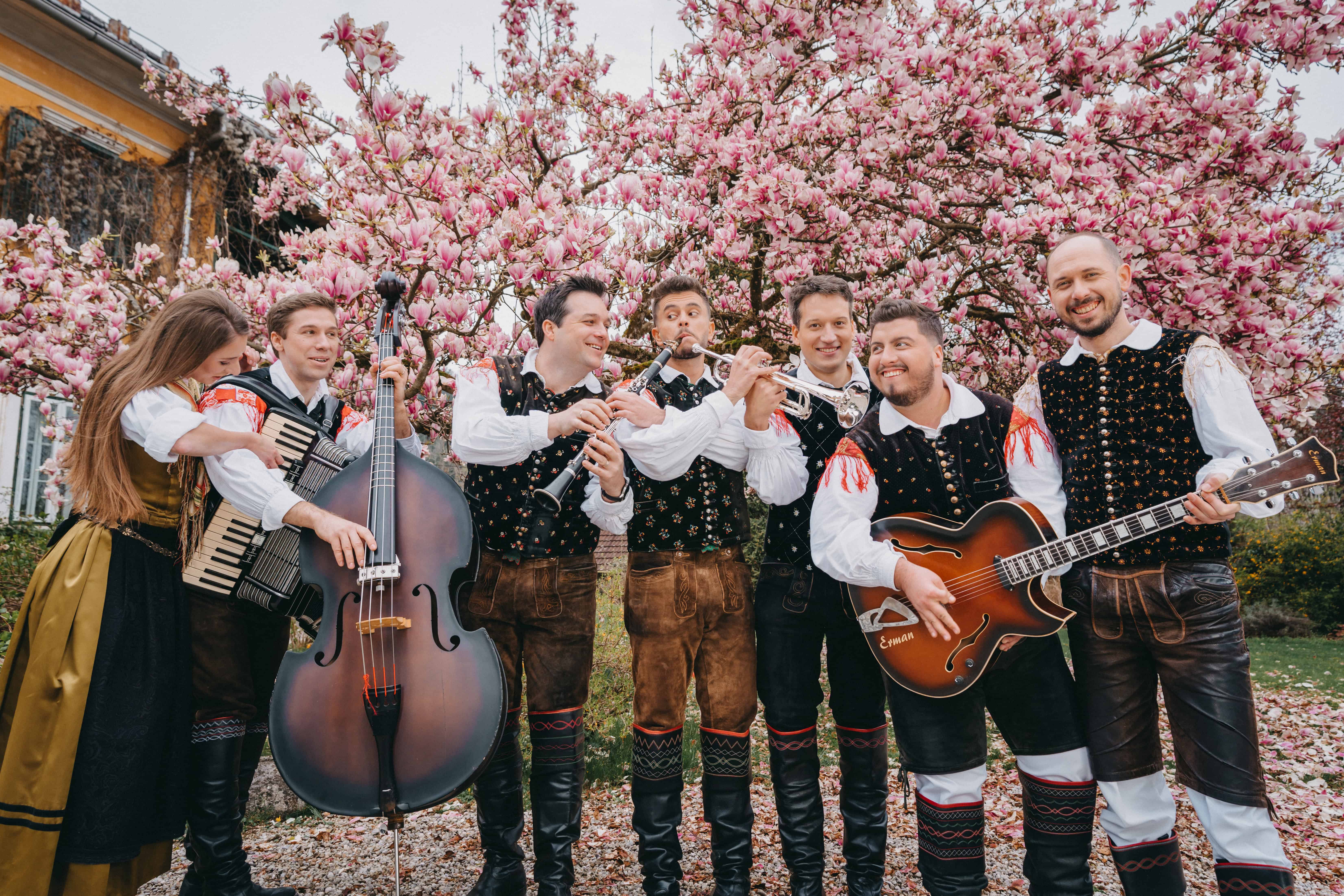 VIDEO: Ansambel Saša Avsenika v novi pesmi prepeva o malinah