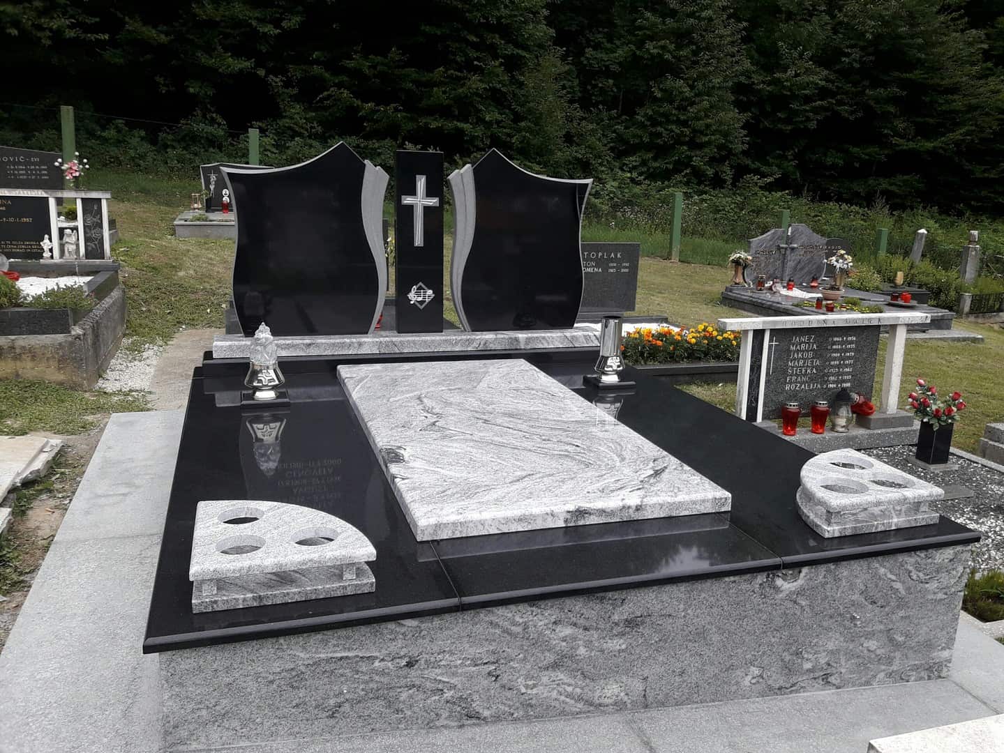 Kamnoseštvo Korpar nagrobnike izdeluje že več kot 65 let