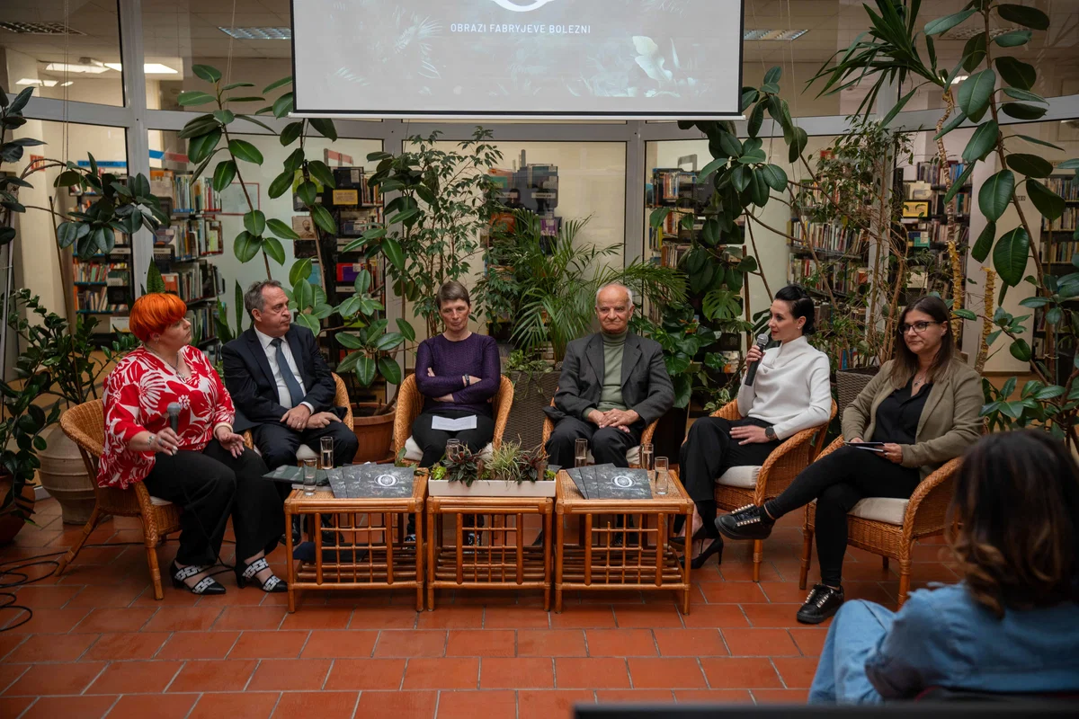 FOTO: V Knjižnici Ksaverja Meška je potekala predstavitev knjige "Obrazi Fabryeve bolezni" s priznanimi strokovnjaki