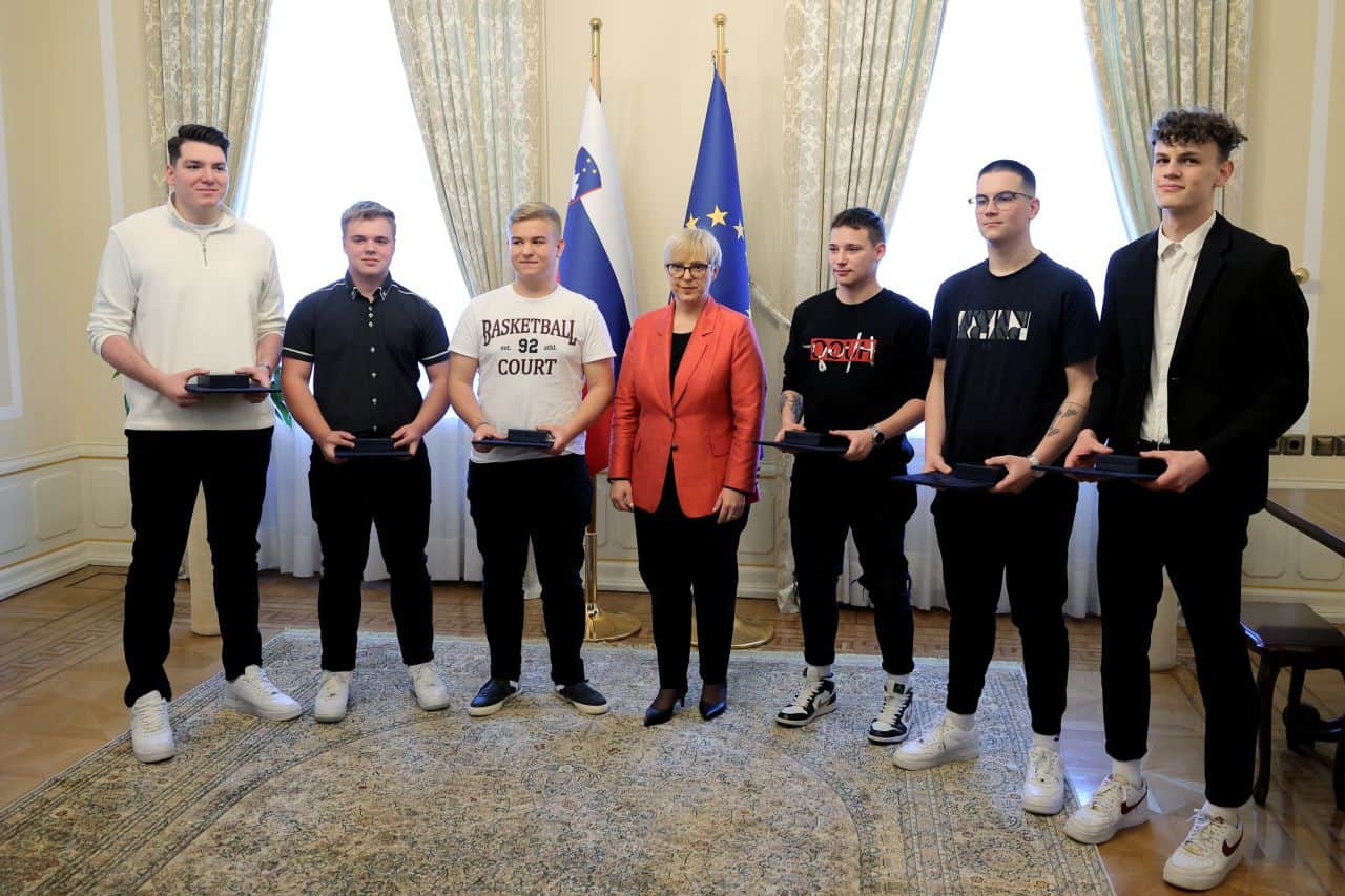 Zahvala predsednice republike za plemenito dejanje šesterici fantov, ki so rešili življenje