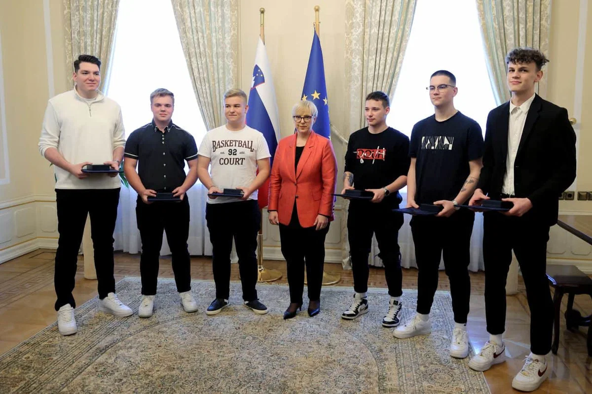 Zahvala predsednice republike za plemenito dejanje šesterici fantov, ki so rešili življenje