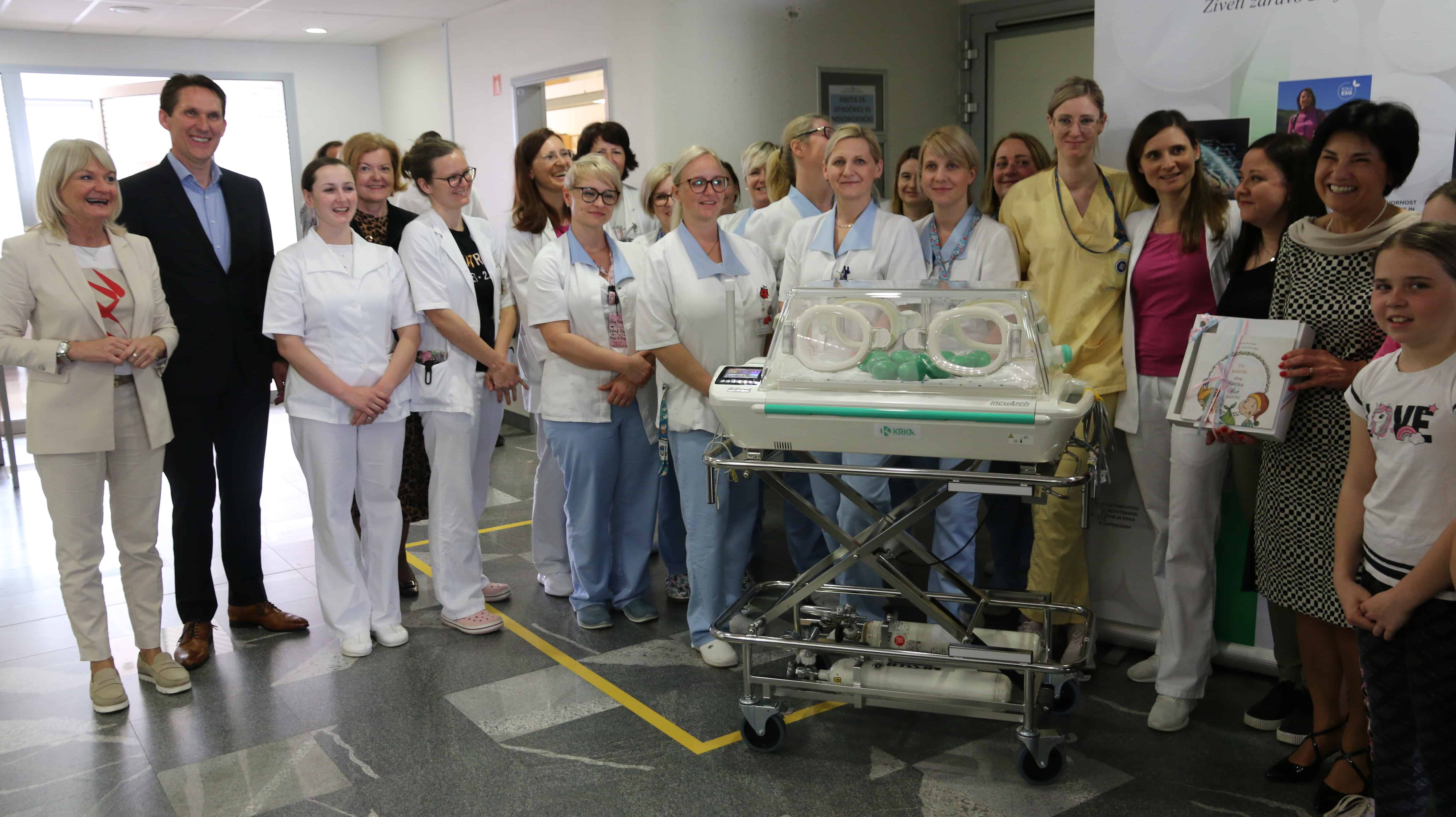 Tovarna zdravil Krka oddelku za pediatrijo slovenjgraške bolnišnice donirala transportni inkubator za novorojenčke