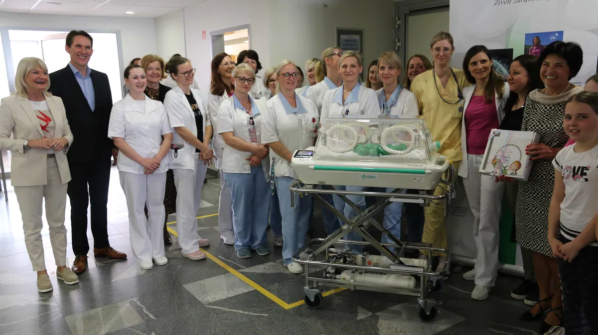 Tovarna zdravil Krka oddelku za pediatrijo slovenjgraške bolnišnice donirala transportni inkubator za novorojenčke