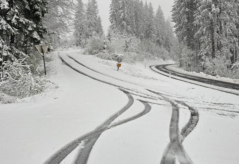 Sneg se ponekod na Koroškem že oprijema cestišča