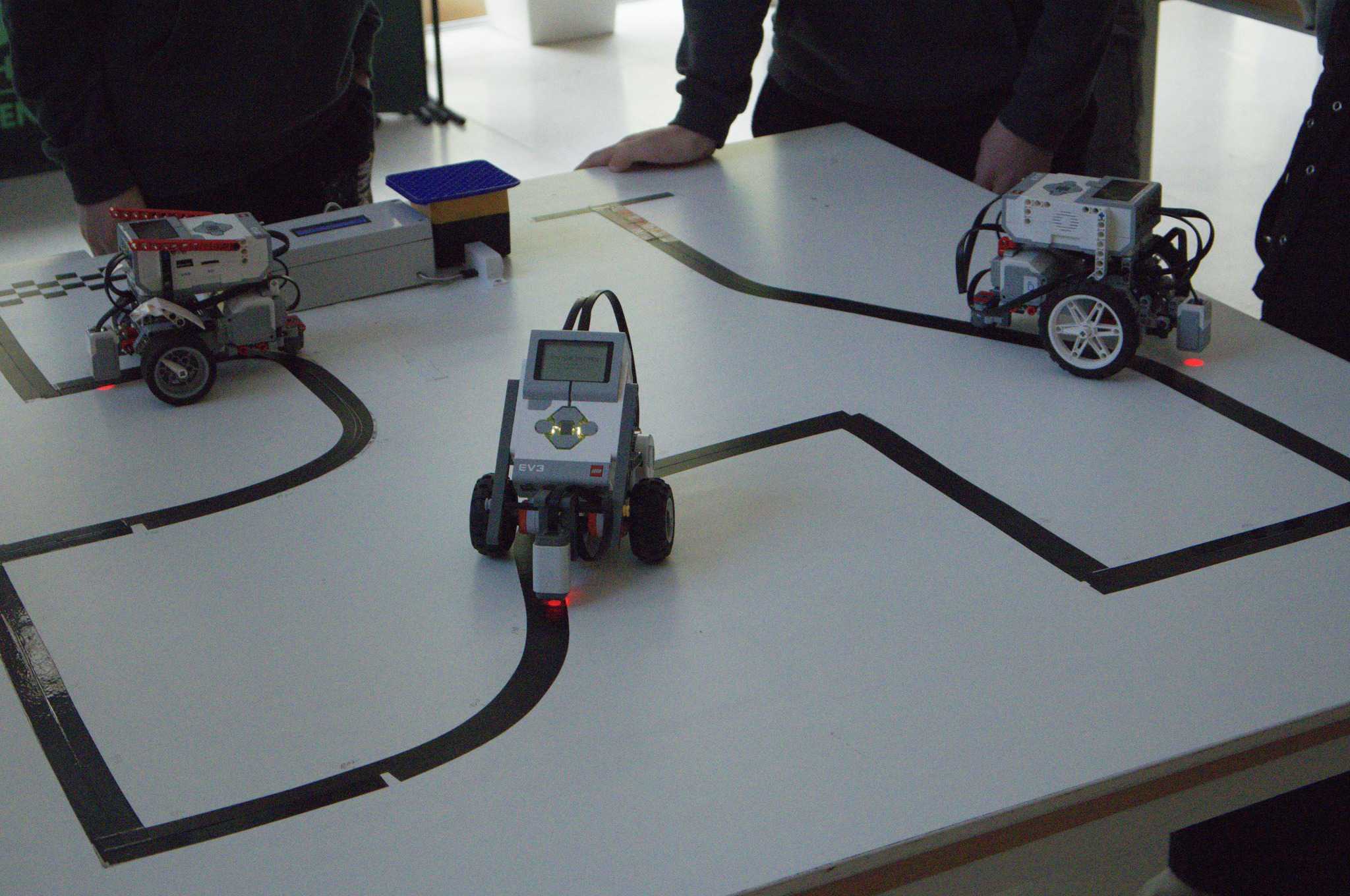 Najuspešnejši na regijskem tekmovanju z mobilnimi roboti so bili učenci Prve osnovne šole Slovenj Gradec