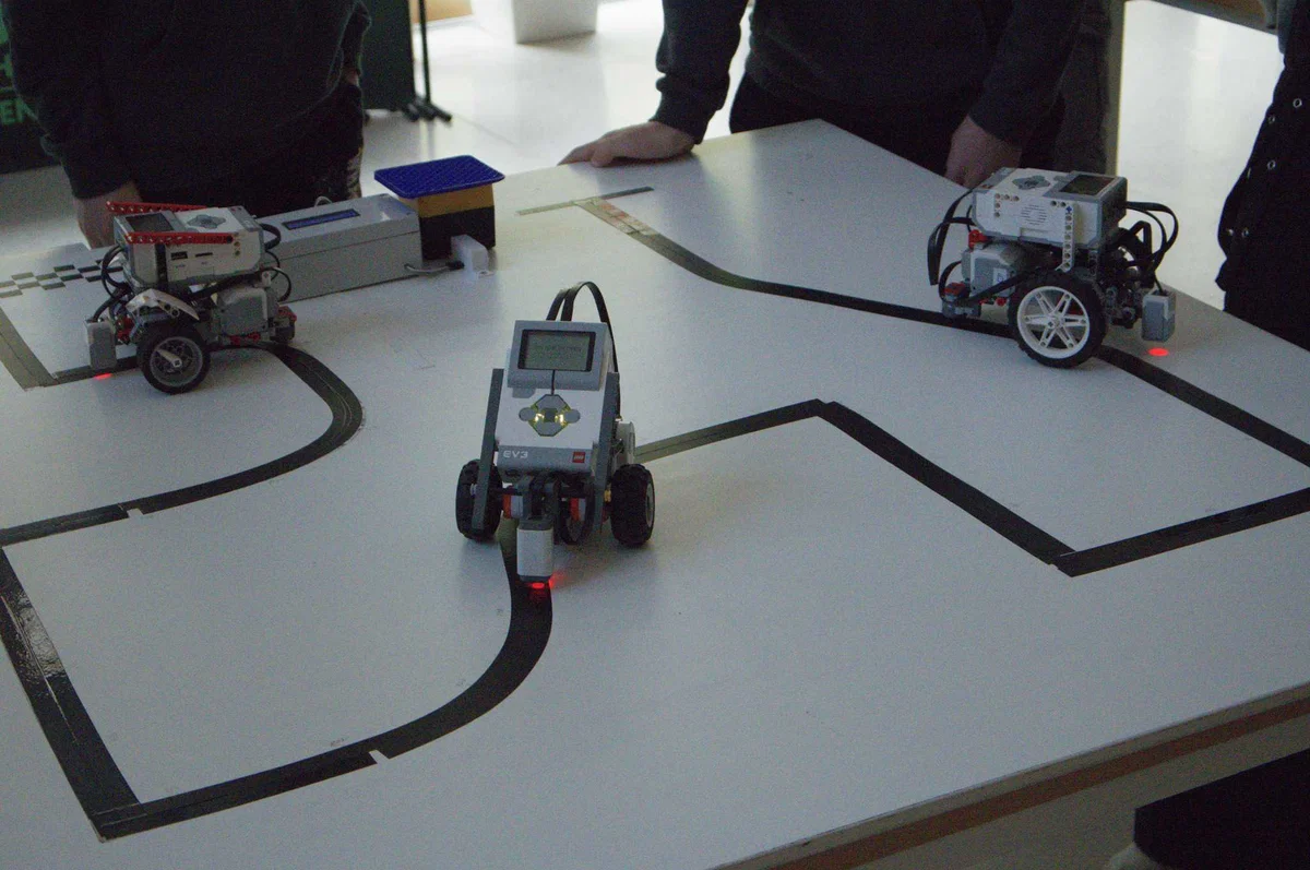 Najuspešnejši na regijskem tekmovanju z mobilnimi roboti so bili učenci Prve osnovne šole Slovenj Gradec