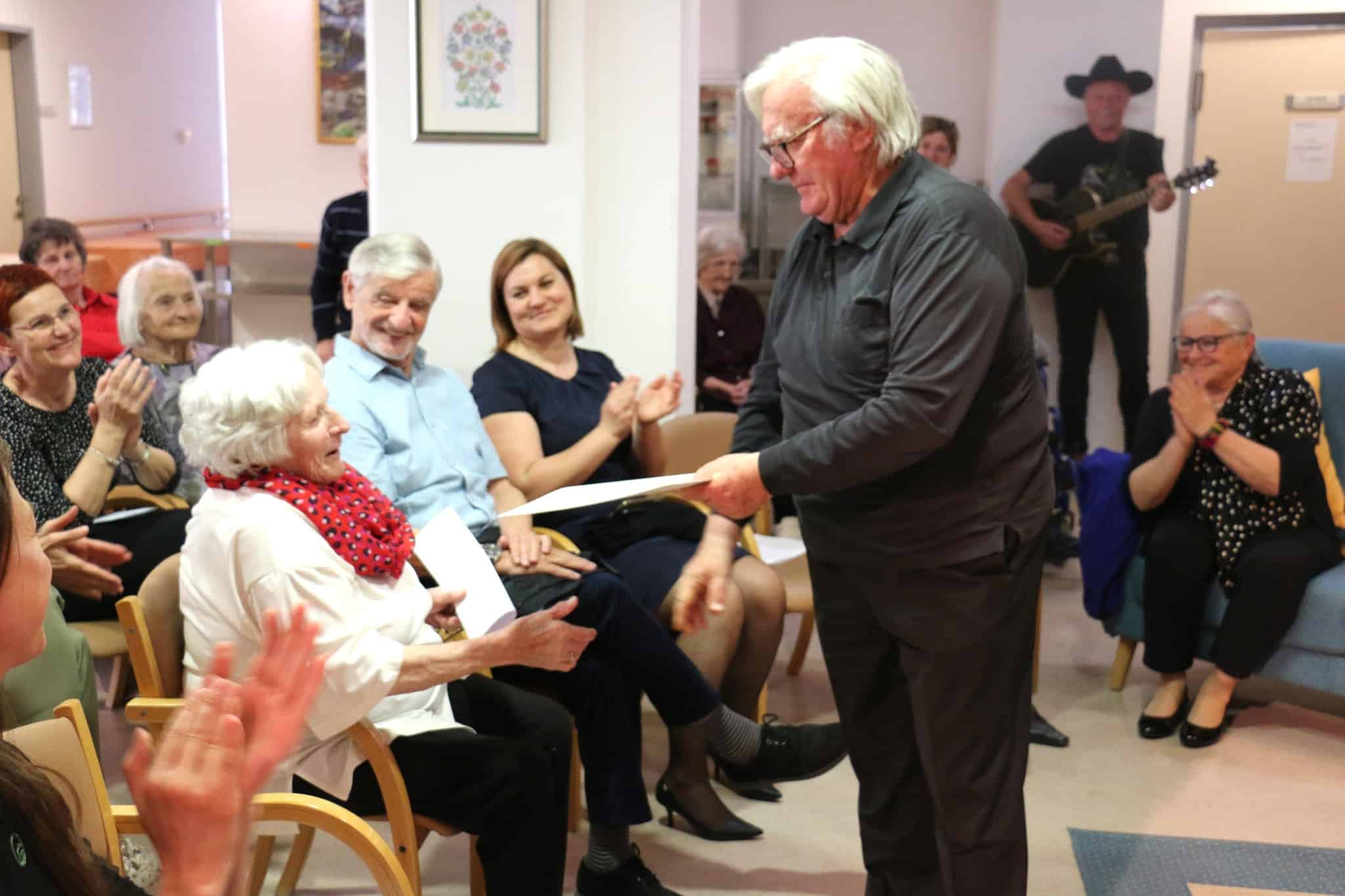 V spomin na Mitjo Šipka so v Domu starostnikov Slovenj Gradec zaključili Bralno značko Toneta Partljiča (FOTO)
