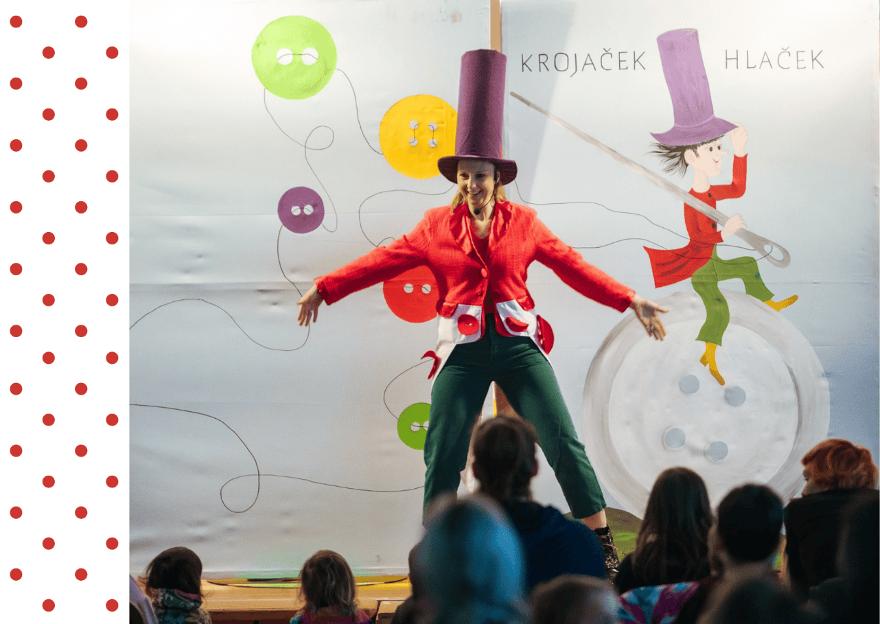 Prvo predstavo Linhartovega srečanja predstavlja Dramska skupina Krojaček Hlaček iz Vrtca Prevalje