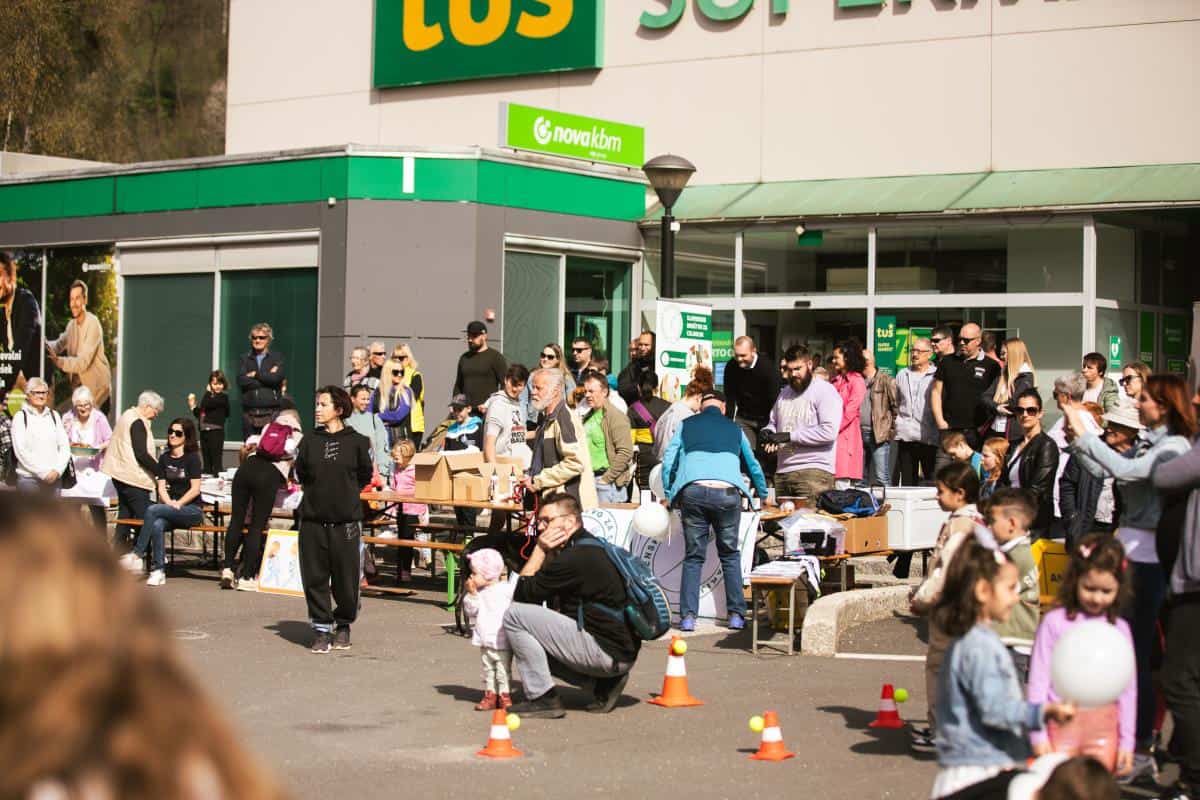 Ravne letos spreminjali pod sloganom "Najbolj zlata je prostovoljska lopata" (FOTO)