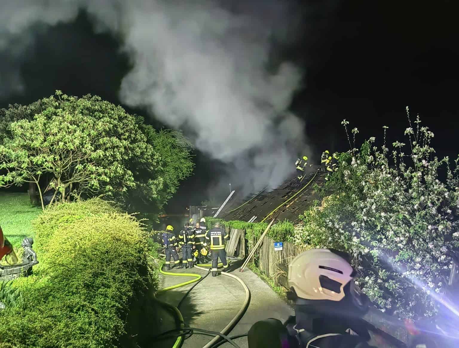 Zagorelo osebno vozilo, požar se je razširil na stanovanjski objekt