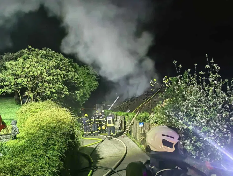 Zagorelo osebno vozilo, požar se je razširil na stanovanjski objekt