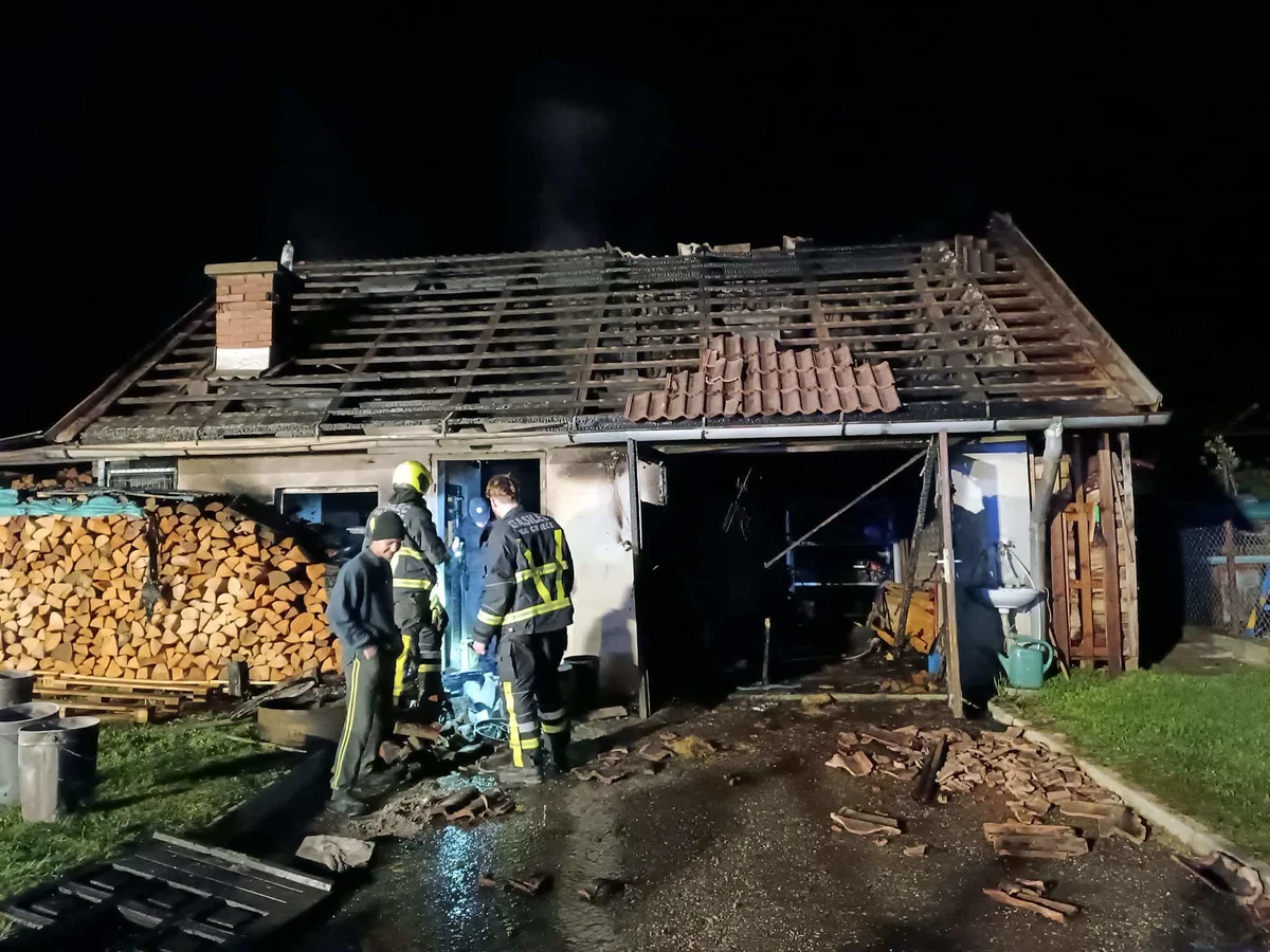 Požar v Črnečah: Uničena garaža in shramba  (FOTO)