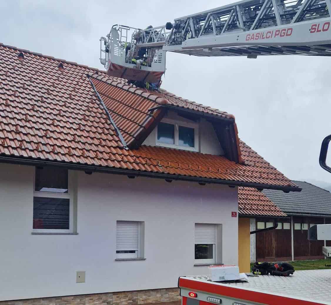 V Šmartnem na stanovanjski hiši ogenj uničil del ostrešja