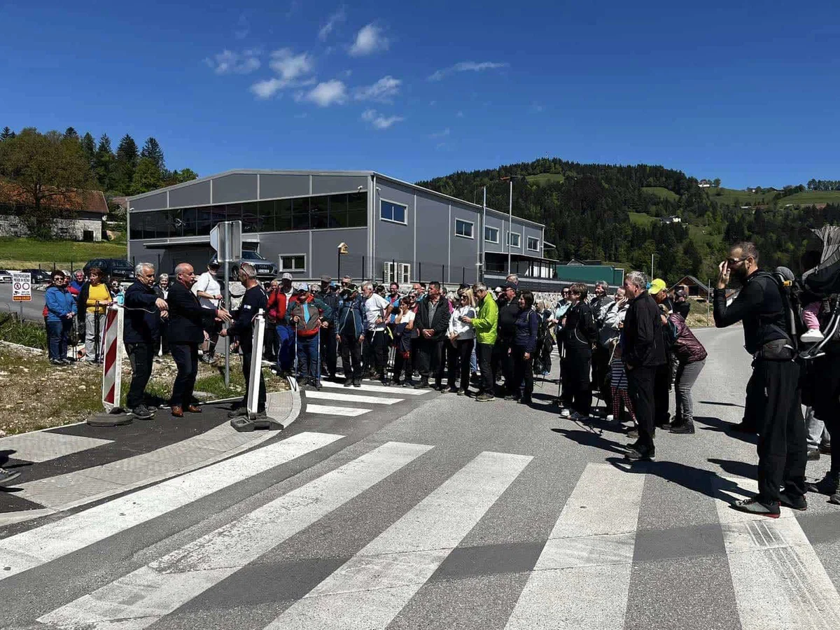 FOTO: Tradicionalni pohod po vaški skupnosti Stari trg v počastitev dneva upora proti okupatorju