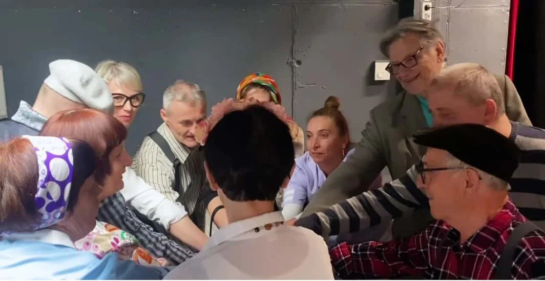 "Poroka čistilke Marije": Otožna komedija, ki navdušuje na Koroškem, bo tokrat v Mežici