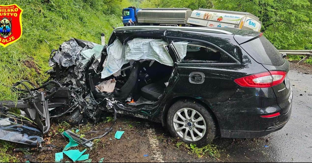 V Podvelki trčili osebno in tovorno vozilo. Eno osebo prepeljali v UKC Maribor