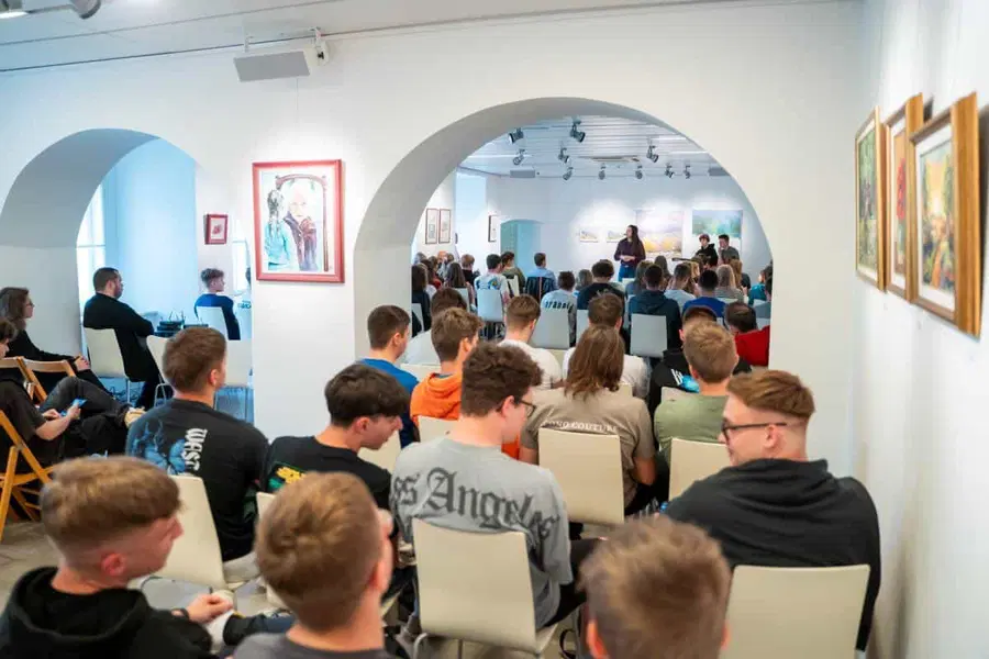 V Koroški osrednji knjižnici je potekal "Pravljični dopoldan za mladostnike"