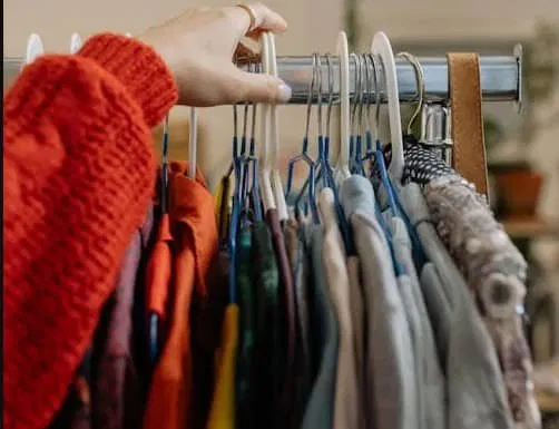 V Občini Mežica začenjajo akcijo zbiranje starih oblačil in čevljev