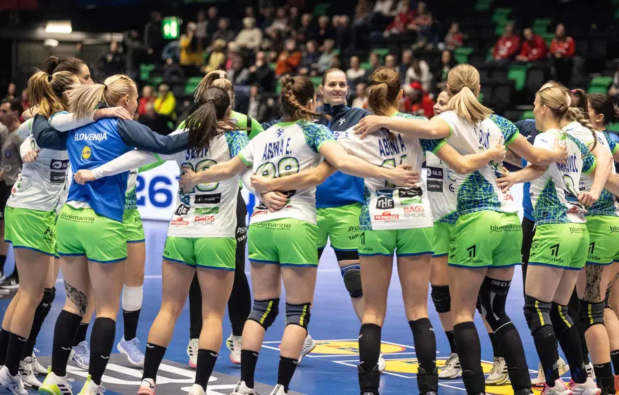 Slovenske rokometašice po odločilni zmagi proti Črni gori na olimpijske igre