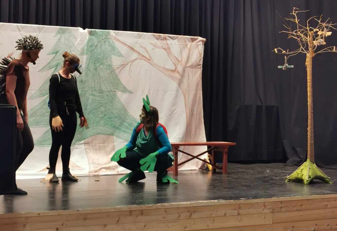 Zadnja predstava Koroškega lutkovnega abonmaja na Ravnah z naslovom Vse si delimo