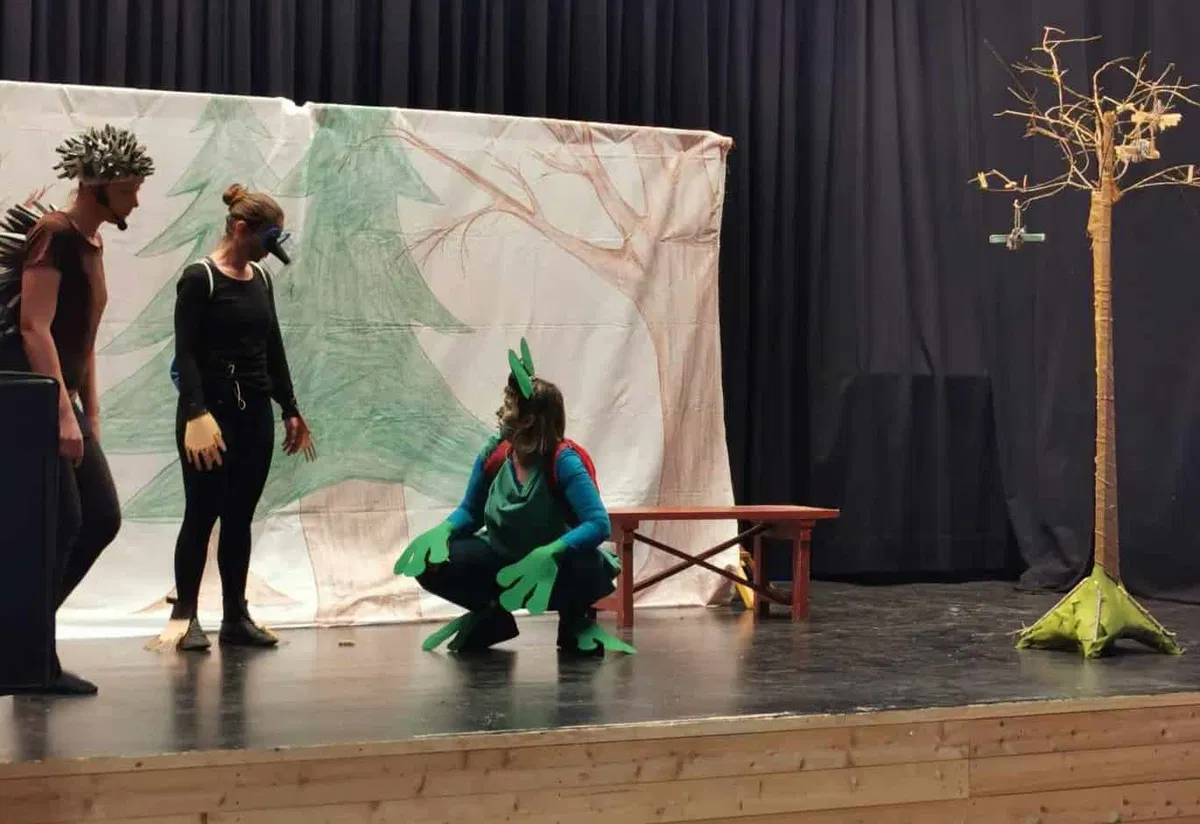 Zadnja predstava Koroškega lutkovnega abonmaja na Ravnah z naslovom Vse si delimo