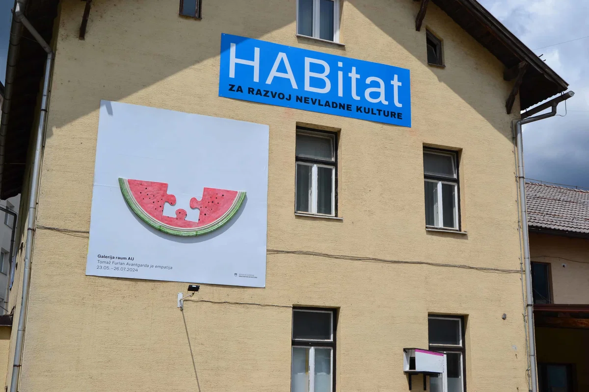 Na pročelju HABitata neposreden politični komentar