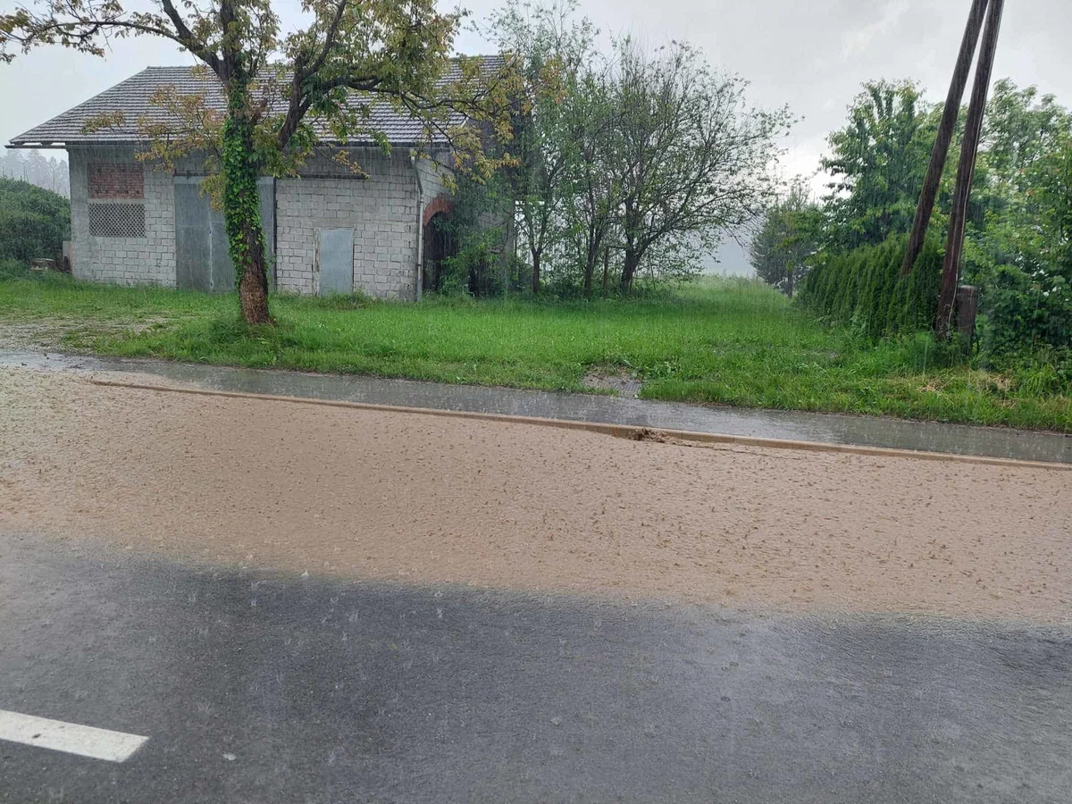 Obvestilo: Zaradi močnega naliva ponekod voda že zaliva ceste