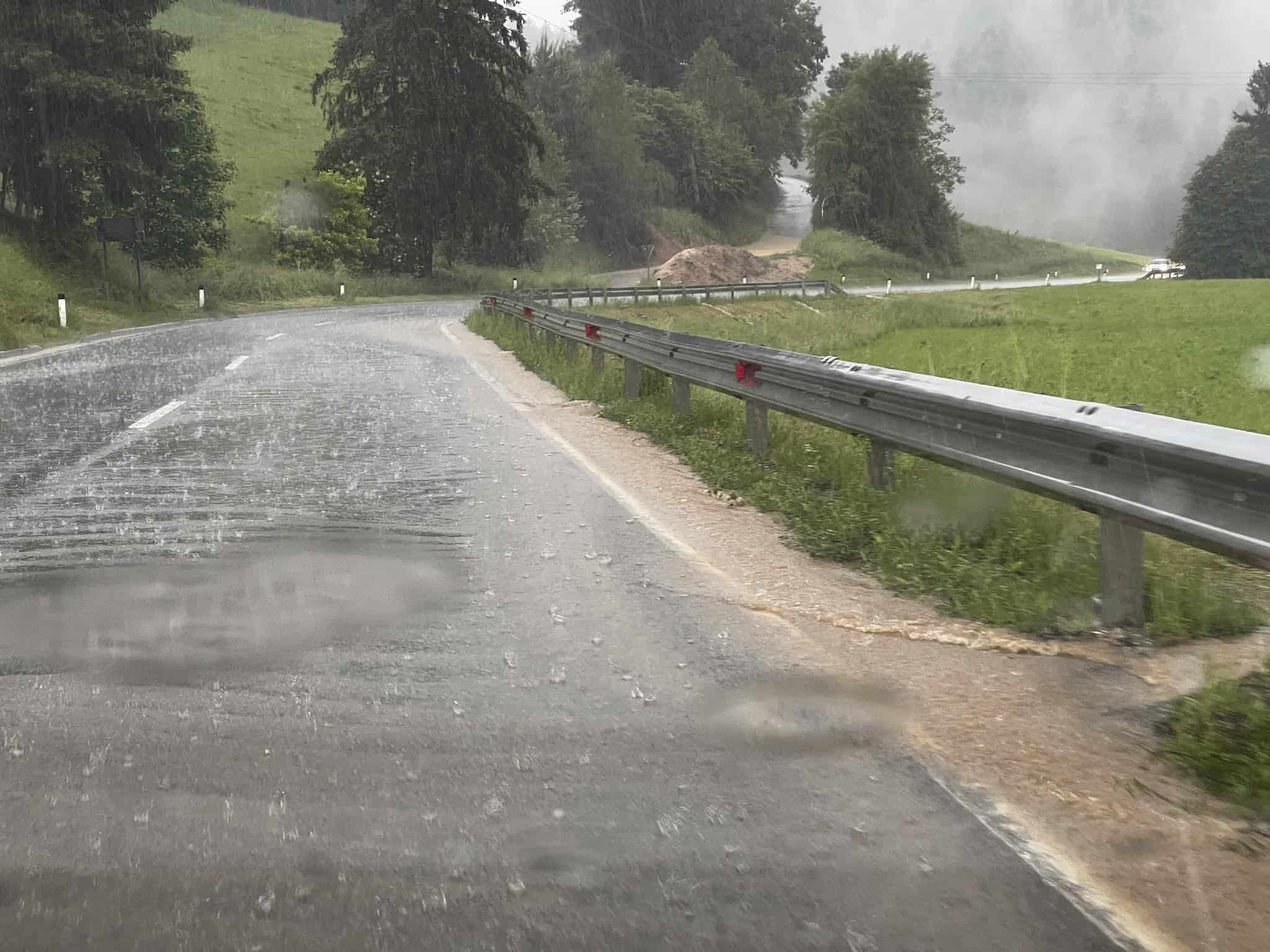 Popoldanska krajevna neurja na Koroškem: ceste pod vodo, voda zalila Splošno bolnišnico Slovenj Gradec