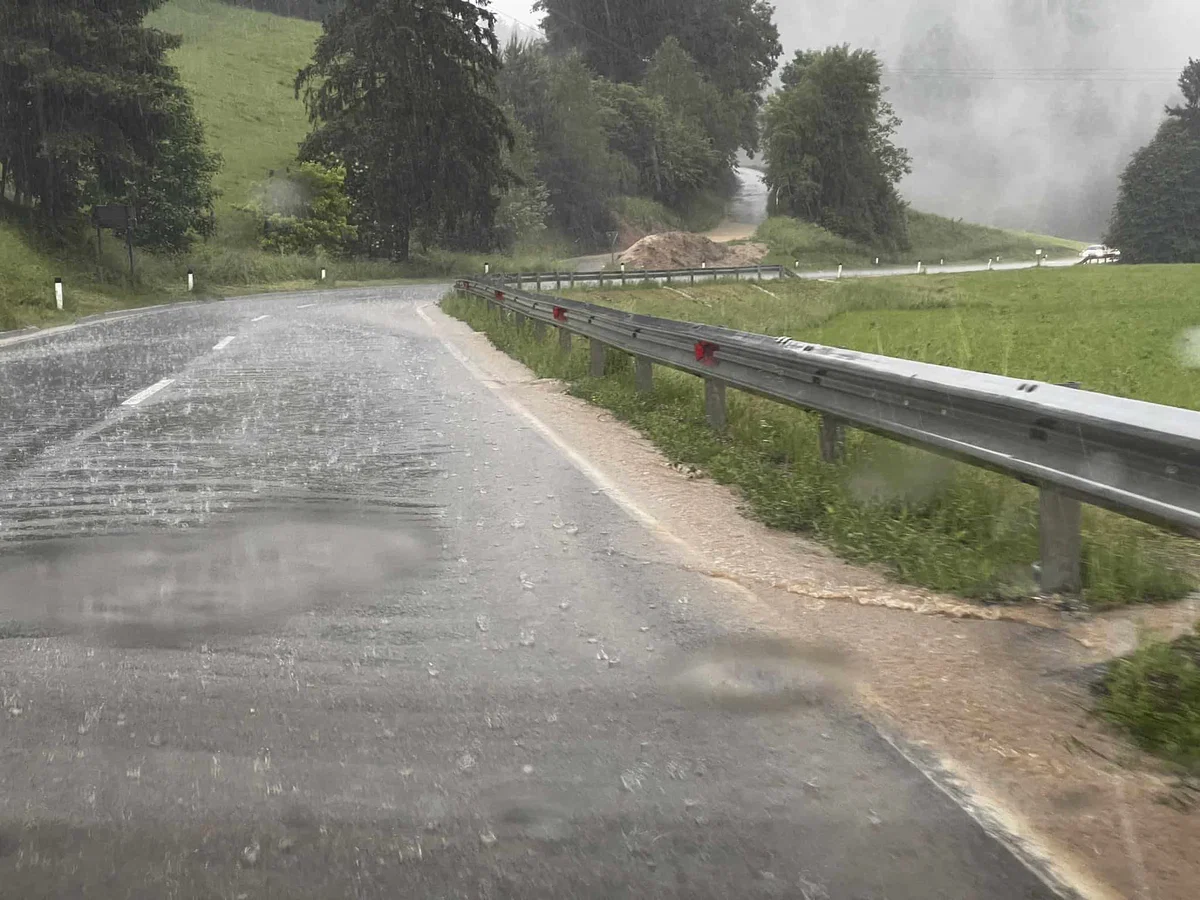 Popoldanska krajevna neurja na Koroškem: ceste pod vodo, voda zalila Splošno bolnišnico Slovenj Gradec