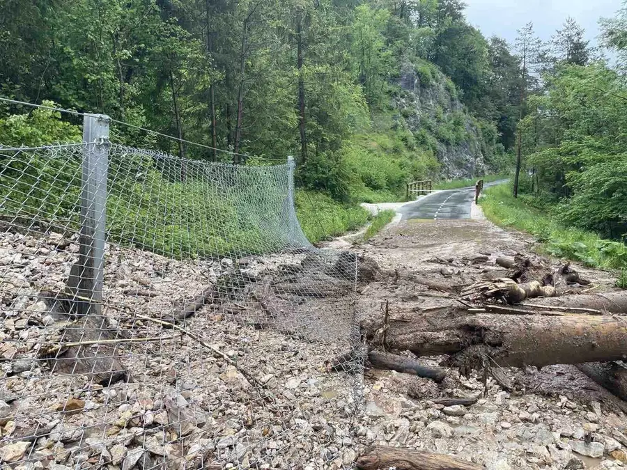 Kolesarska steza proti Hudi luknji bo do nadaljnjega zaprta
