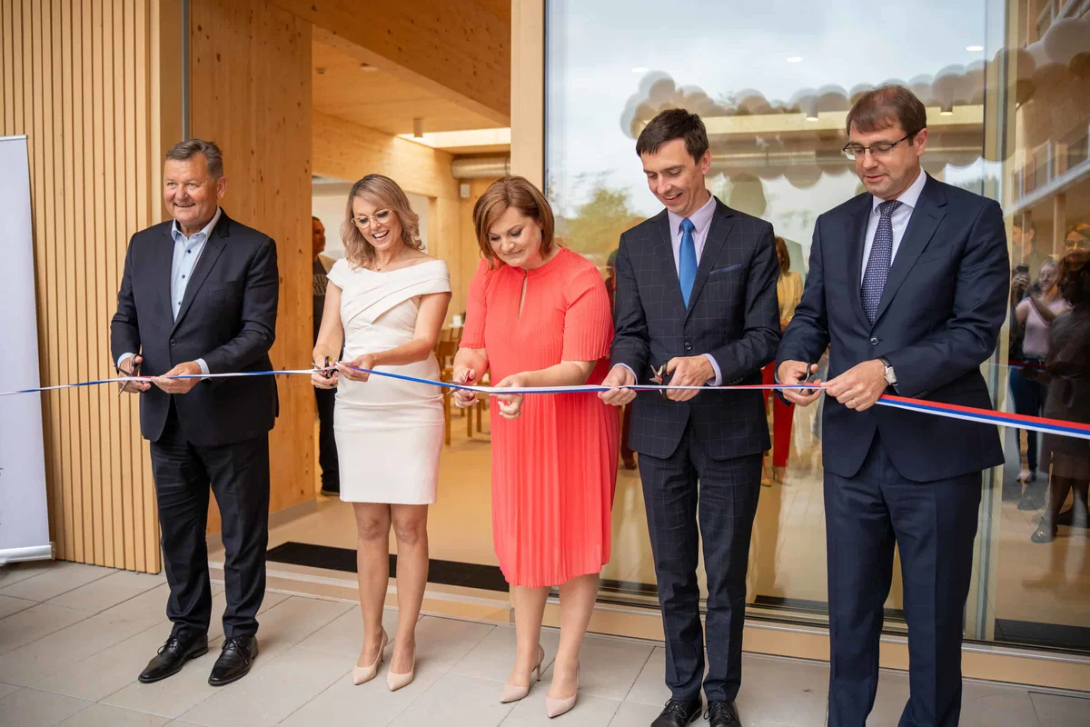 FOTO in VIDEO: Na Ravnah na Koroškem otvorili nov "Center starejših KO-RA" in Dvorec Javornik