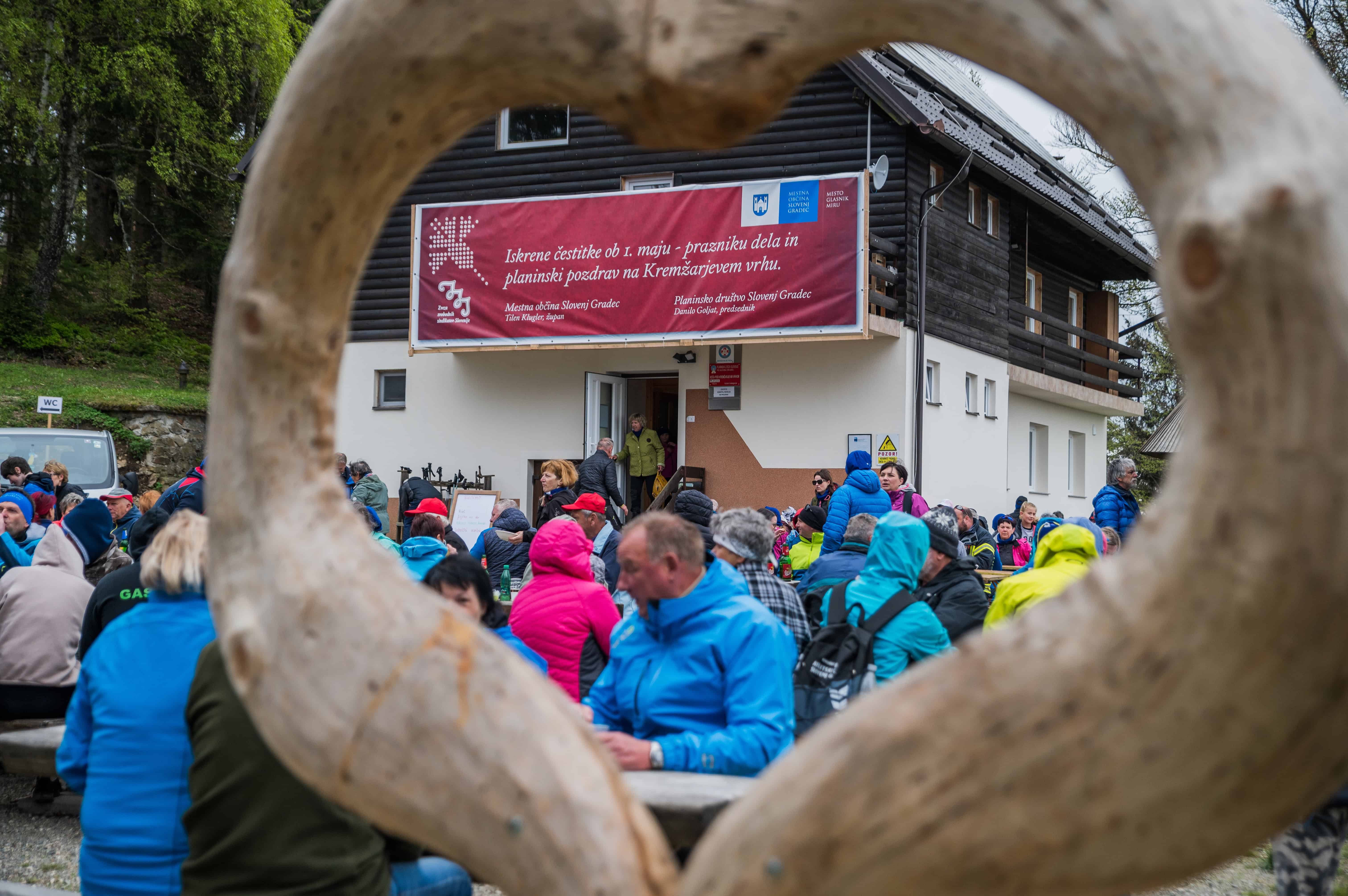 FOTO: Prvomajsko srečanje pod Kremžarjevim vrhom privabilo množico obiskovalcev