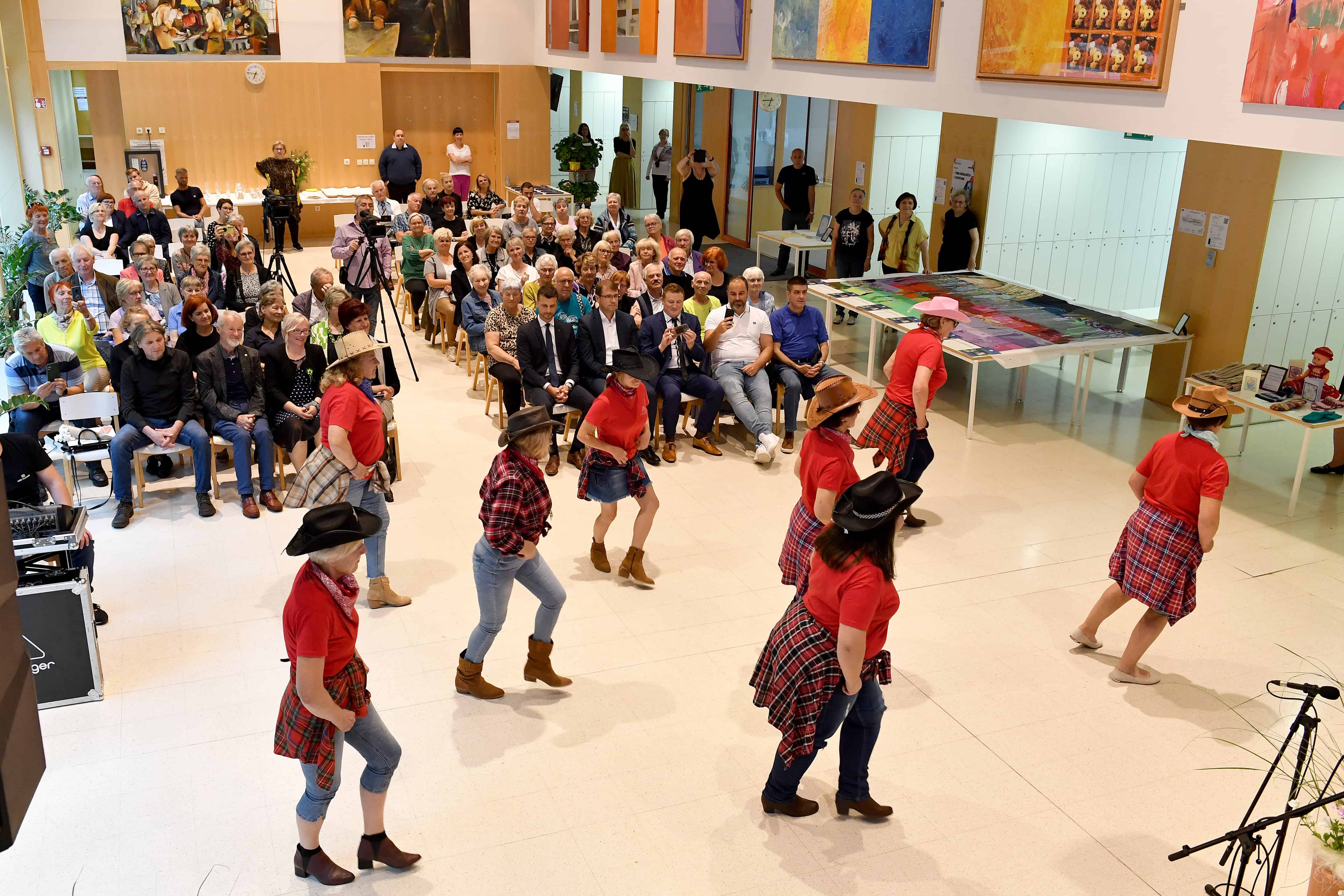 FOTO: Praznovanje 10. obletnice društva Koroškega medgeneracijskega centra (KMC)