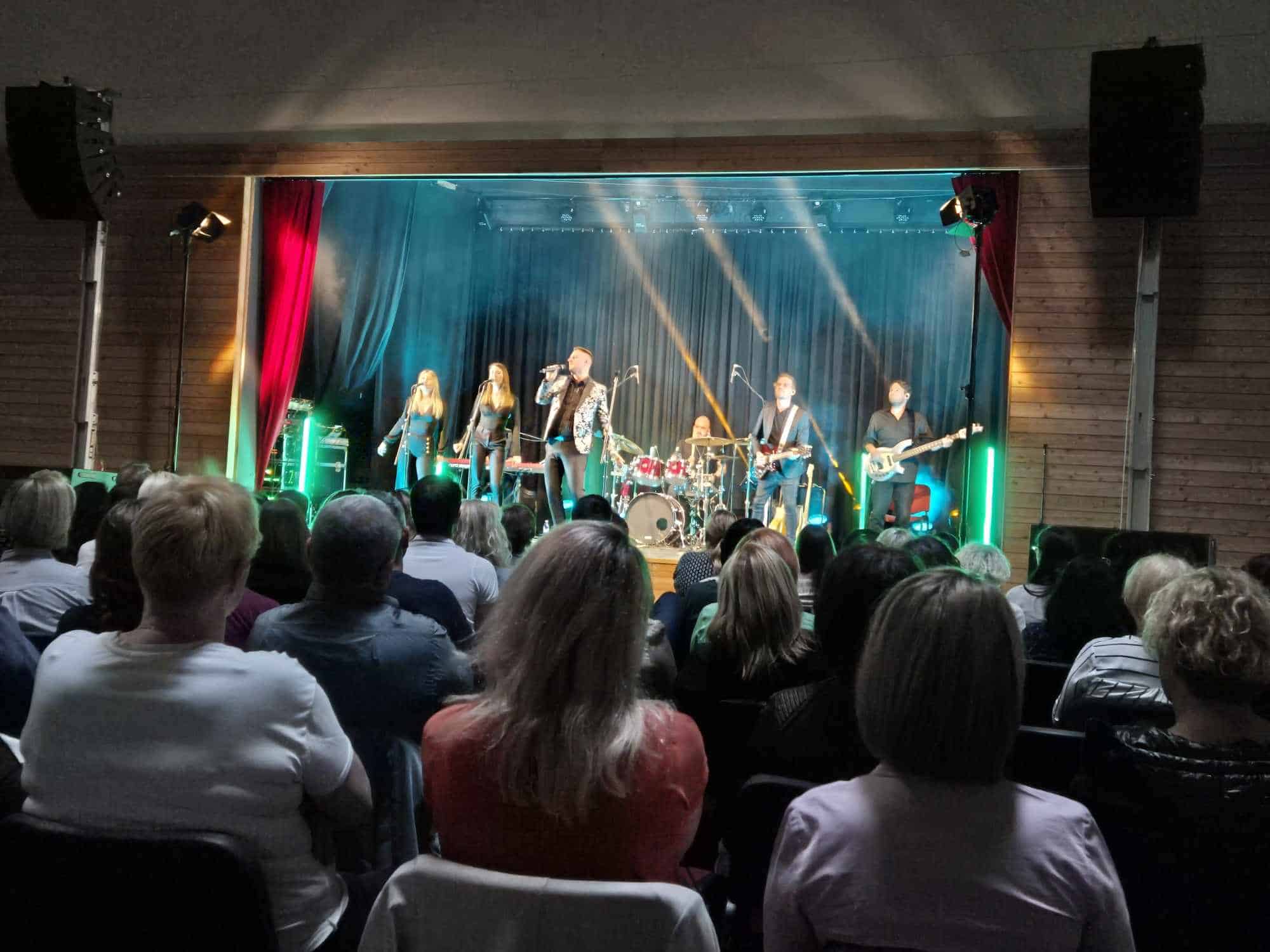 Vrhunski vokalist Gregor Ravnik navdušil občinstvo v Kotljah