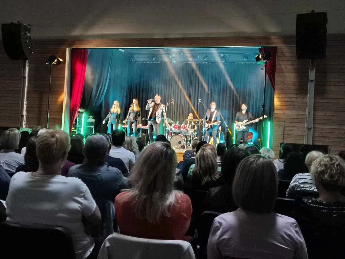 Vrhunski vokalist Gregor Ravnik navdušil občinstvo v Kotljah