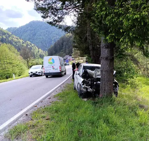 V prometni nesreči v Gornjem Doliču huje poškodovana sopotnica