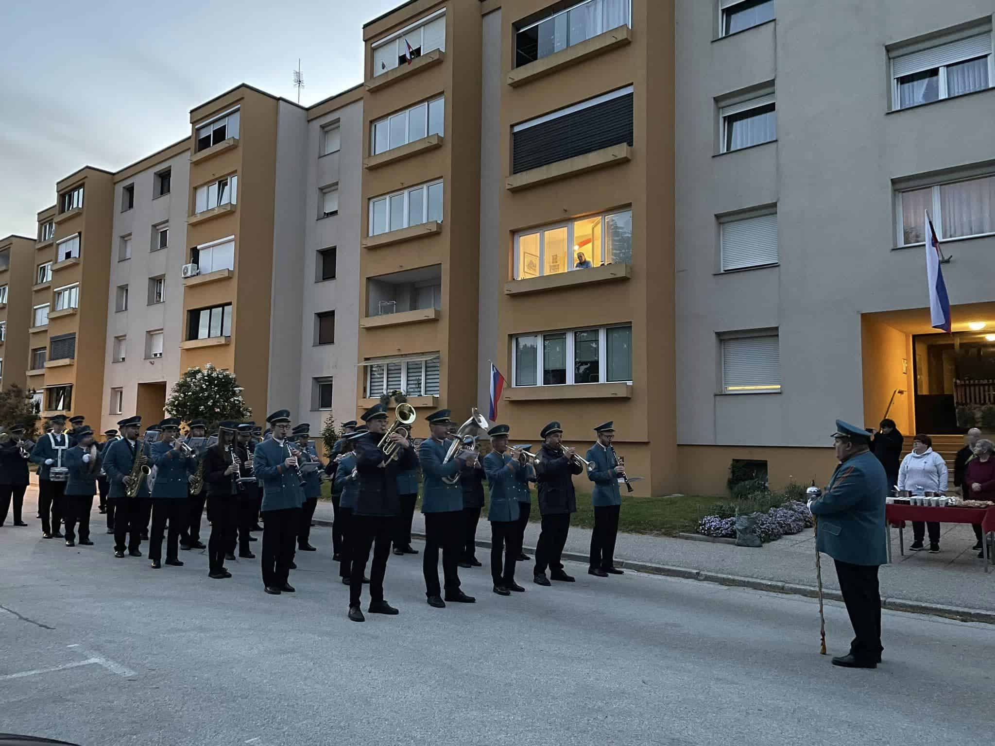 Današnji praznik dela se bo začel z budnicami in nadaljeval s prvomajskimi srečanji po državi