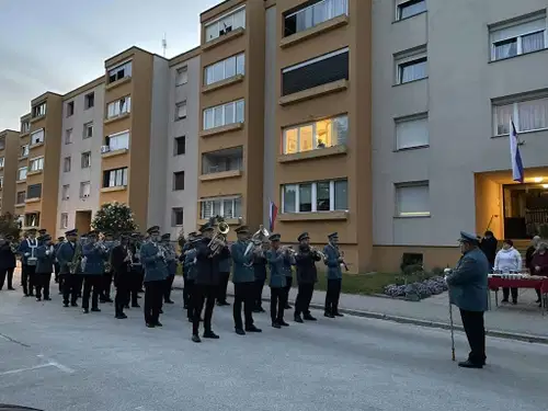 Današnji praznik dela se bo začel z budnicami in nadaljeval s prvomajskimi srečanji po državi