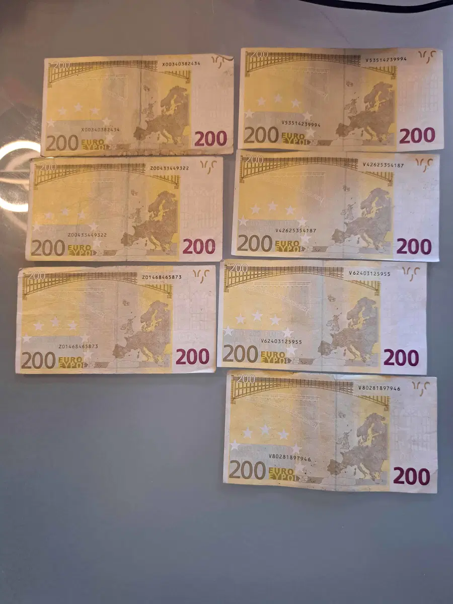 Moškima, ki sta unovčevala ponarejene bankovce, odrejen pripor