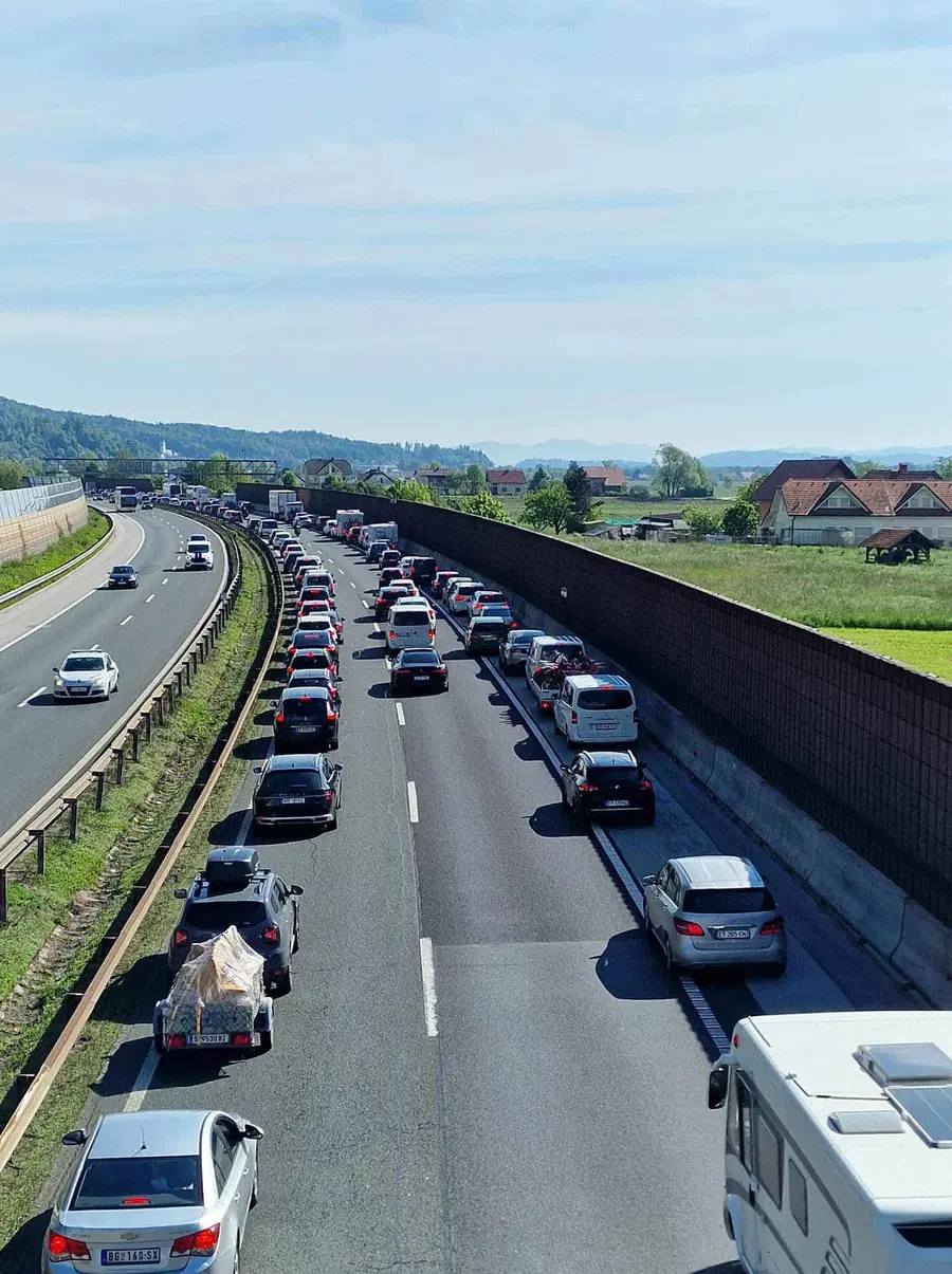 Reševalni pas na avtocestah rešuje življenja, podprite akcijo s prevzemom brezplačne nalepke